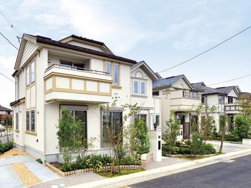 Local appearance photo. It is pursuing a glamorous and elegant cottage-style design appearance. Image, Traveled to the outskirts of Western Europe come across sophisticated European-style building. Decoration of the eaves and windows around, To have the features, such as the walls of the irregularities, Raise create a warm streets (October local streets 2013)