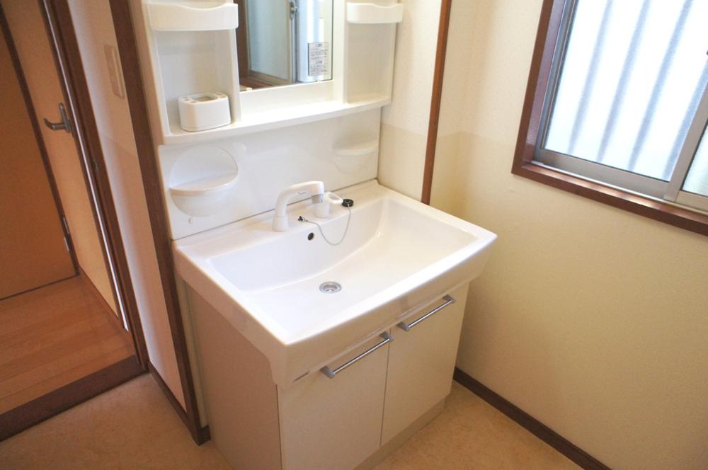 Wash basin, toilet