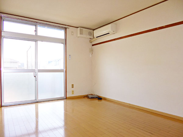 Living and room. The air-conditioned Western-style ・ With ventilation fan!