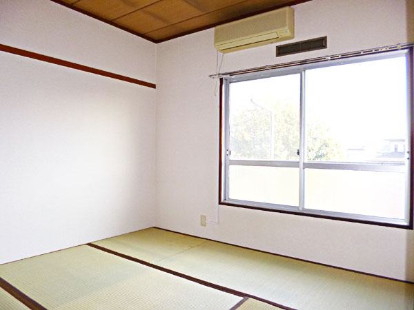 Living and room. Air-conditioned Japanese-style room!