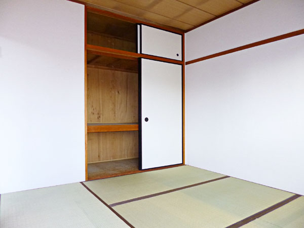 Living and room. There are between Japanese-style storage 1!