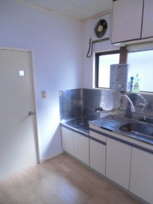 Kitchen. Spacious kitchen space, 2-neck is a gas stove can be installed