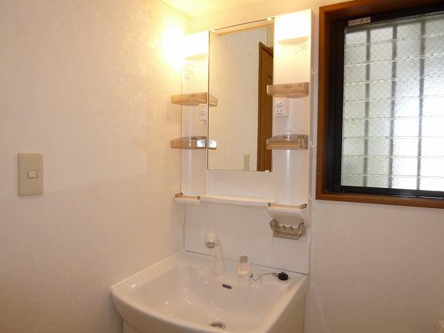 Wash basin, toilet. Wash basin