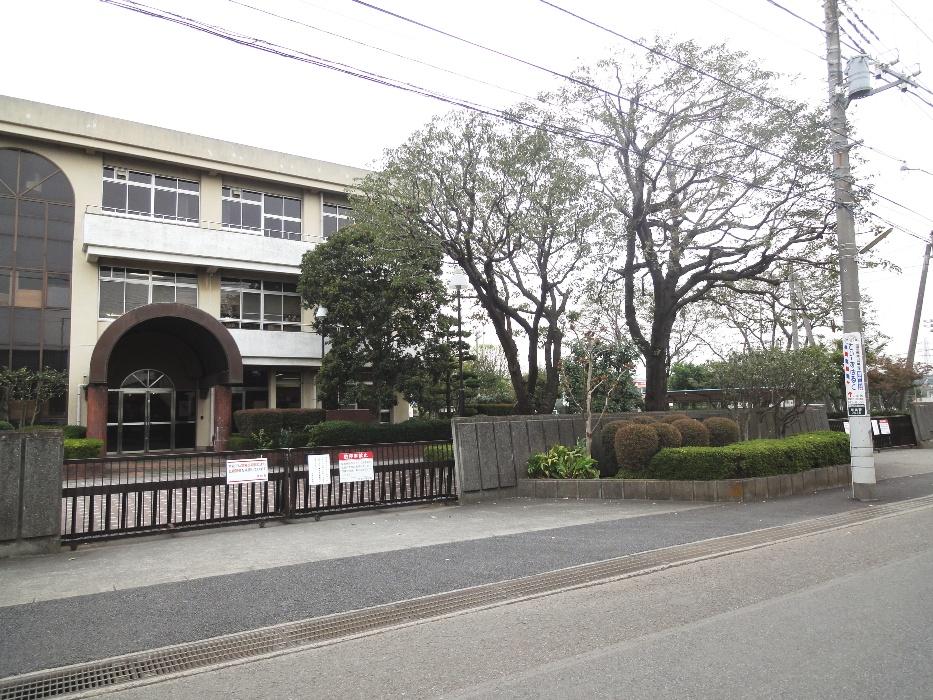 Junior high school. 344m to Sagamihara Municipal Wakakusa junior high school