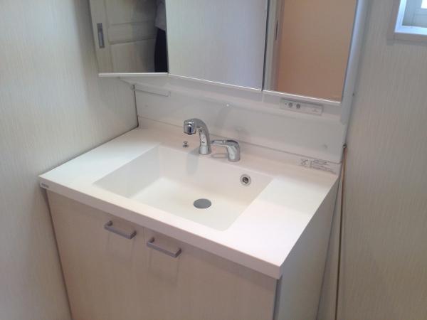 Wash basin, toilet. Indoor (10 May 2013) Shooting