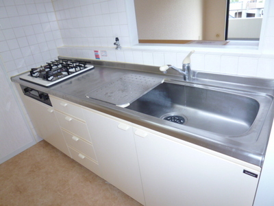 Kitchen. Washing place is widely dishwashing Hakadori you! It does not fly spray!
