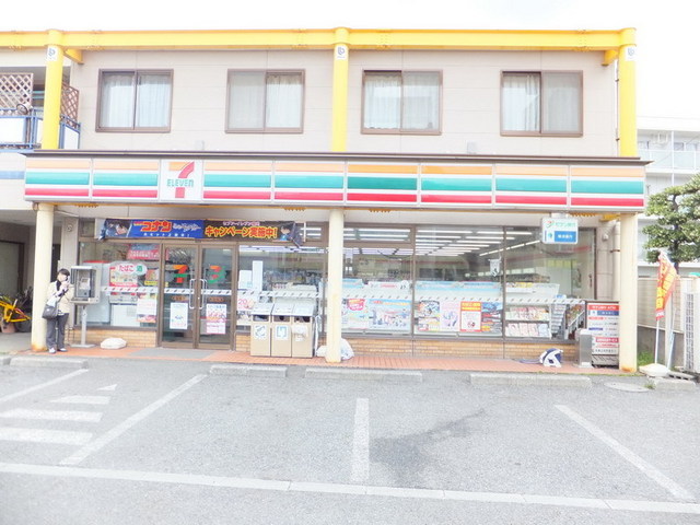 Convenience store. 230m to Seven-Eleven (convenience store)