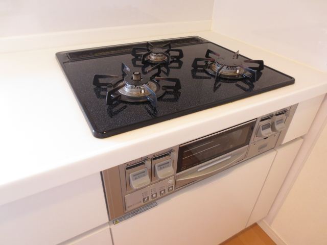 Kitchen. It is a popular gas stove. The IH different is fired. 