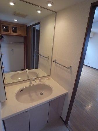 Wash basin, toilet. It is the washstand.