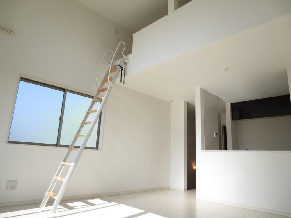 Living. Gradient ceiling loft