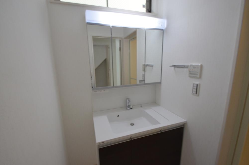 Wash basin, toilet. Indoor (June 2013) Shooting Building 2