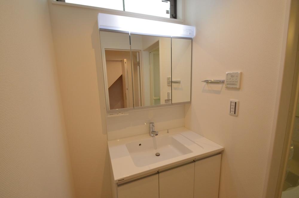 Wash basin, toilet. Indoor (June 2013) Shooting 1 Building