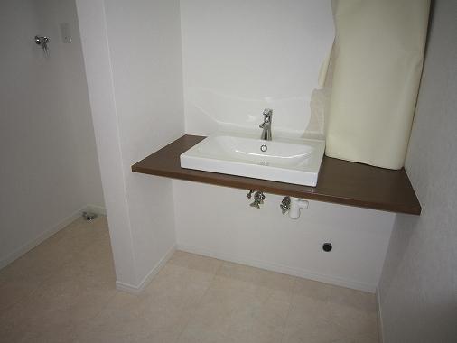 Wash basin, toilet. Wash basin