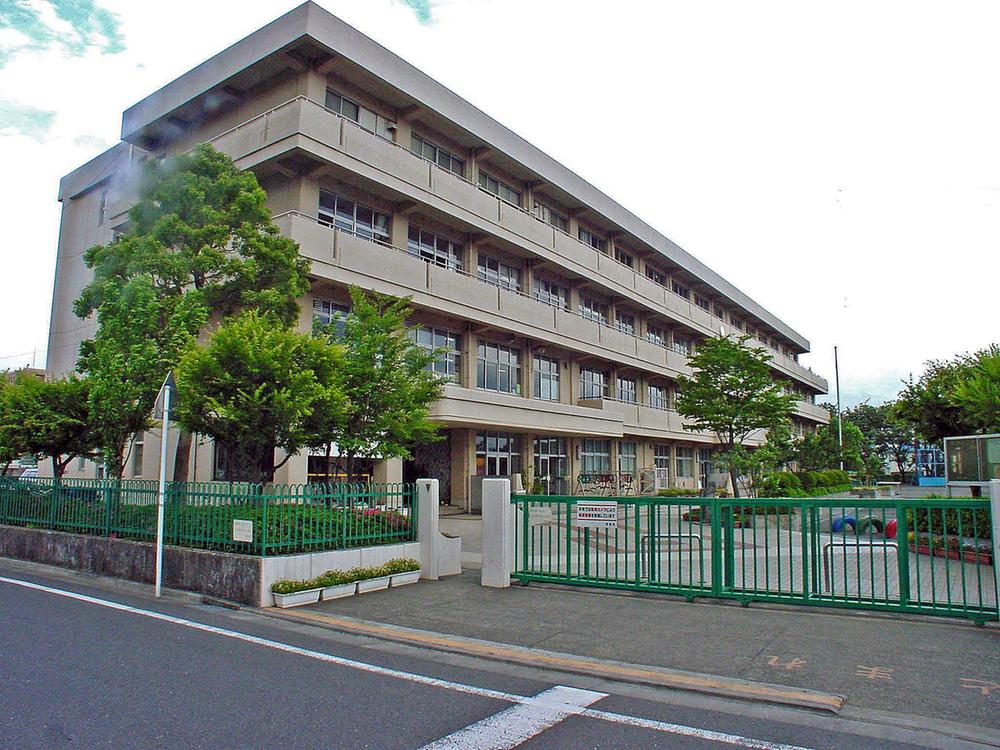 Primary school. 550m until Taniguchi elementary school