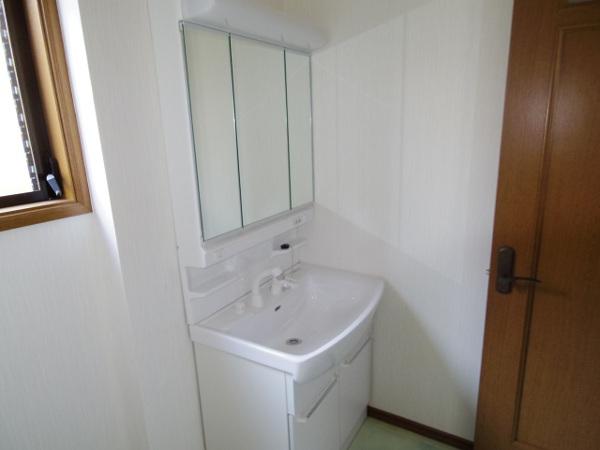 Wash basin, toilet. Indoor (11 May 2013) Shooting