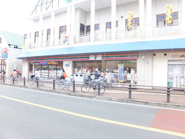 Convenience store. 346m to Seven-Eleven (convenience store)