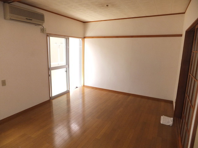 Living and room.  ☆  Western-style room is spacious  ☆