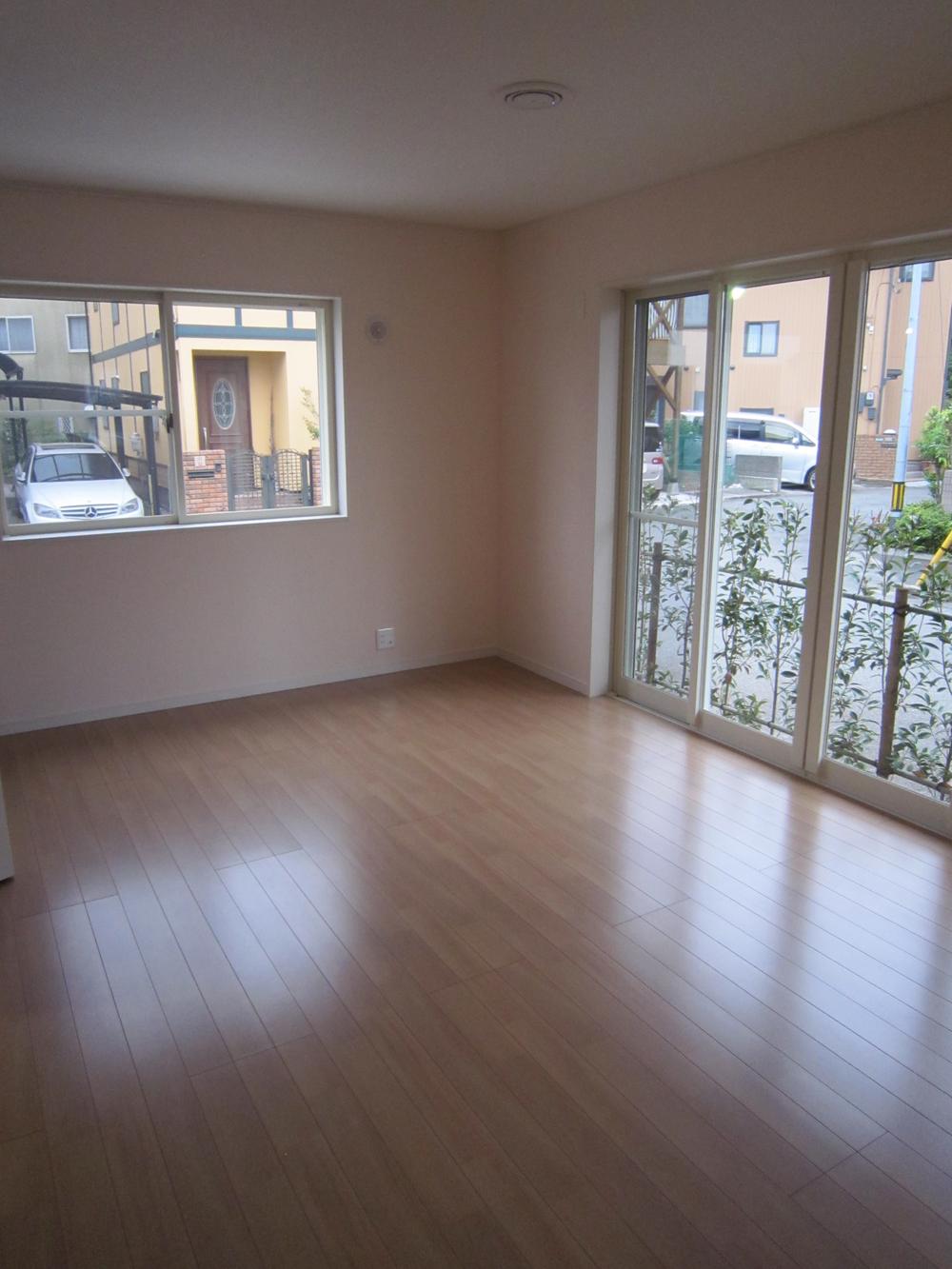 Same specifications photos (living)