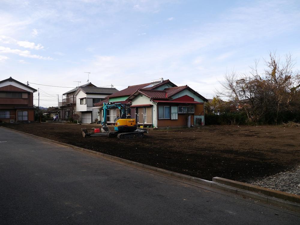 Local photos, including front road. It is also a good per sun in the south road in a quiet residential area of ​​development subdivision.