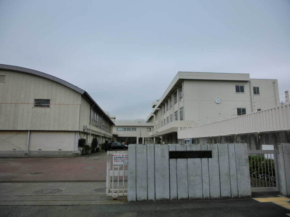 Junior high school. Shinmachi 734m until junior high school (junior high school)