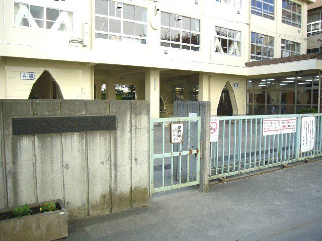 Primary school. 1100m until the Municipal Onodai Central Elementary School