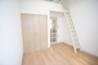 Living and room. Widely it can take advantage of the room in with a large loft storage! !
