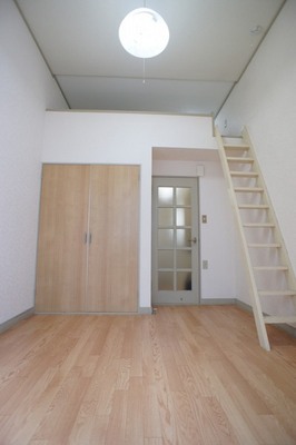 Living and room. With loft, There is a height airy room