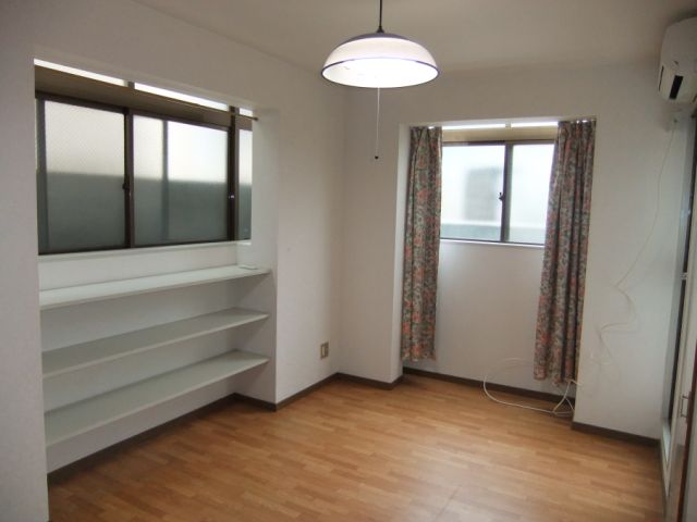 Living and room. Because the corner room is bright There are two sides window.