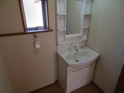 Wash basin, toilet. Building 2 Indoor (11 May 2013) Shooting