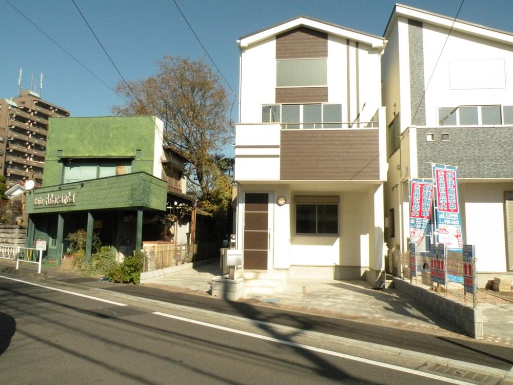 Local appearance photo. Local (11 May 2013) Shooting