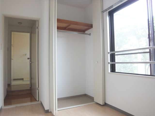 Living and room. Also there is a CL in Western-style room
