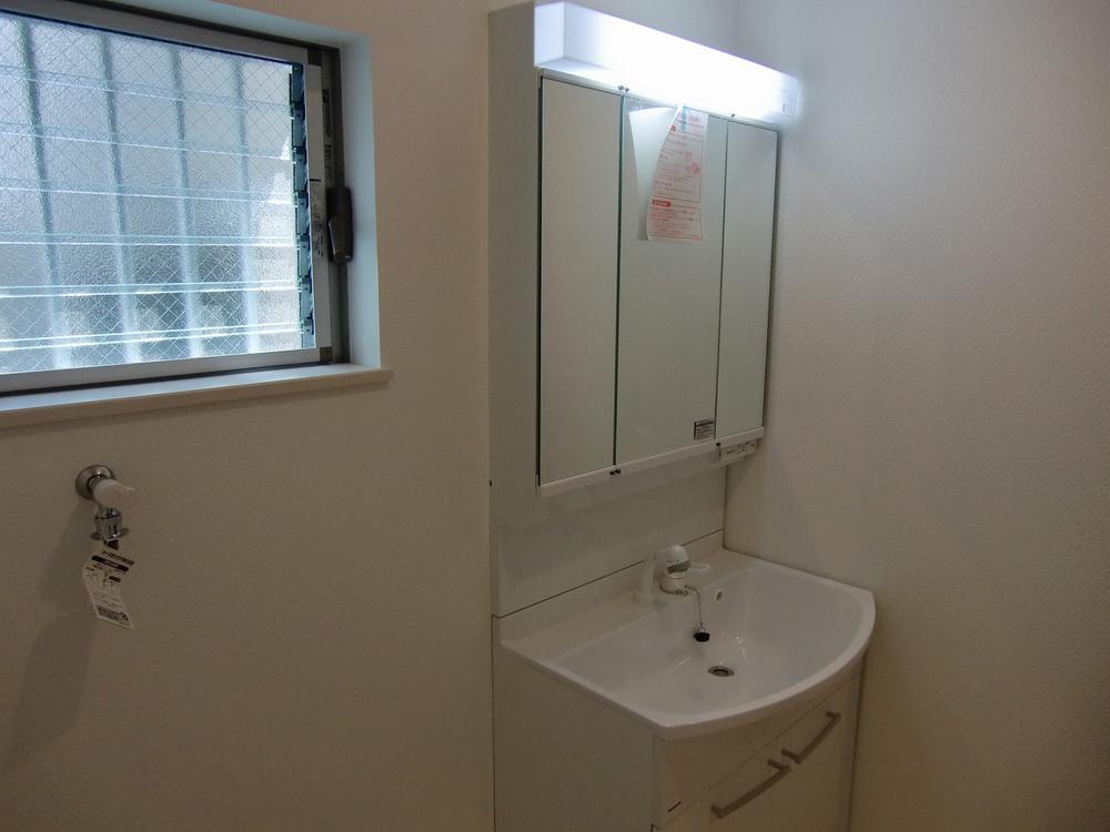 Wash basin, toilet. Building 2