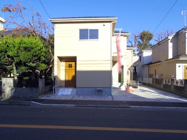 Local photos, including front road. 1 Building Local (12 May 2013) Shooting