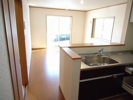 Living. Ri face-to-face kitchen Bing overlooking