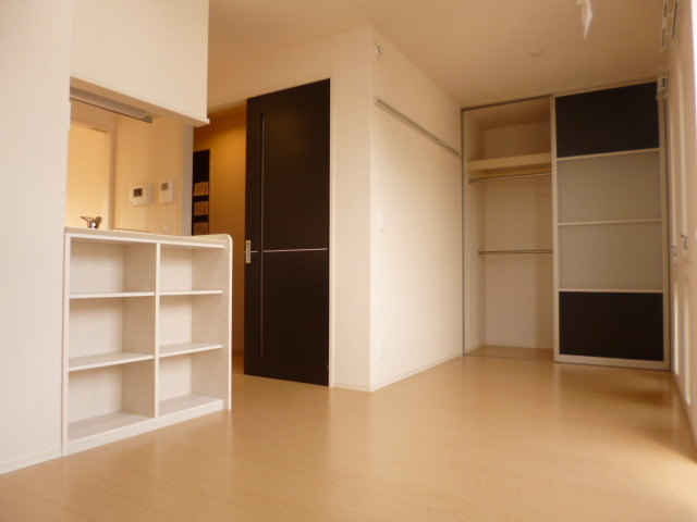 Living and room. Stylish counter kitchen