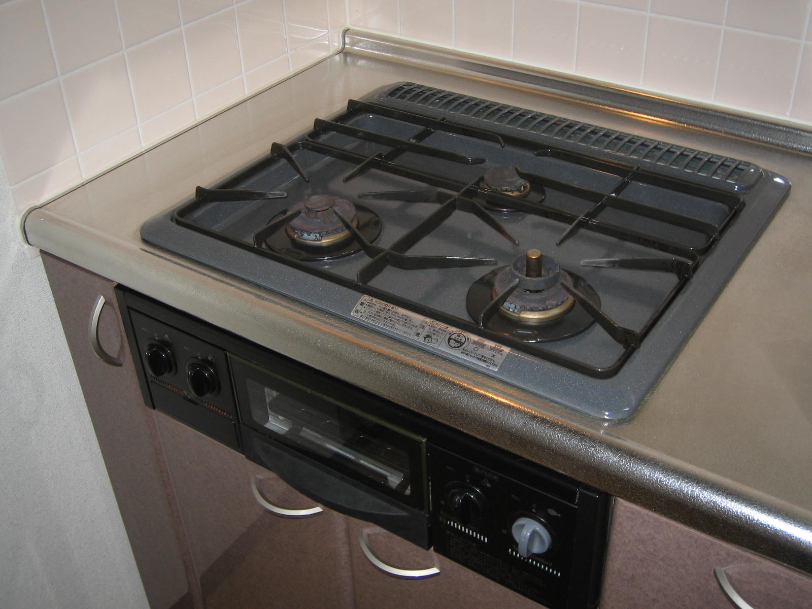 Kitchen. 3-burner stove, With grill!