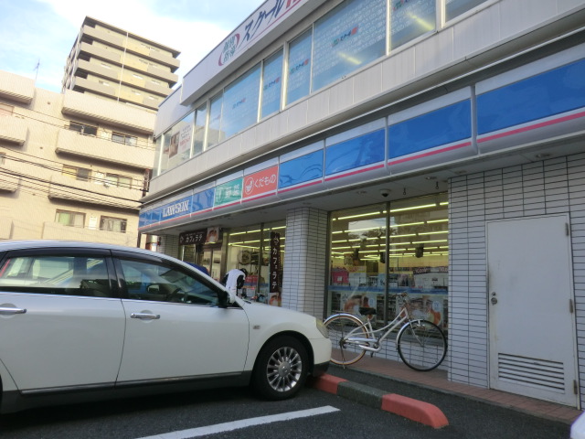 Convenience store. 500m to Lawson (convenience store)