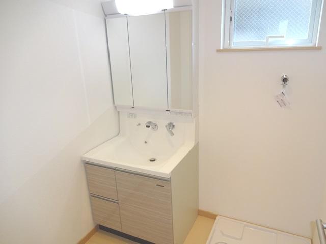 Wash basin, toilet. 1 Building Three-sided mirror vanity