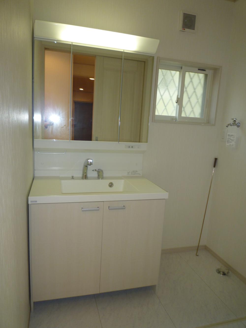 Wash basin, toilet. Washbasin shampoo dresser with three-sided mirror