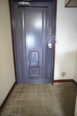Entrance. It is the entrance of the peace of mind at the door scope equipped. 