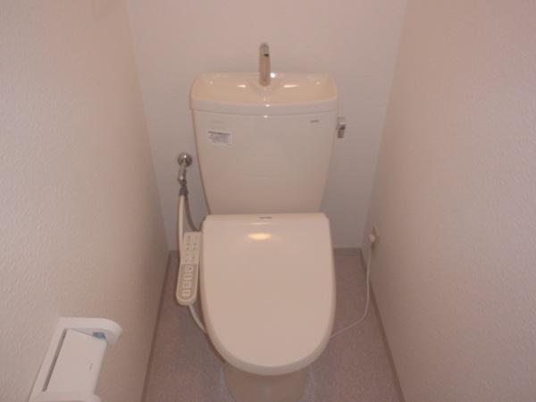 Toilet. Indoor (11 May 2013) Shooting