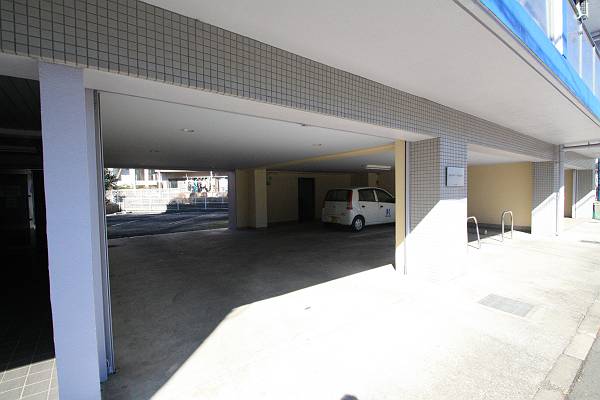 Parking lot. 14040 yen roofed
