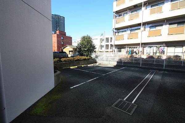Parking lot. No roof 10500 yen