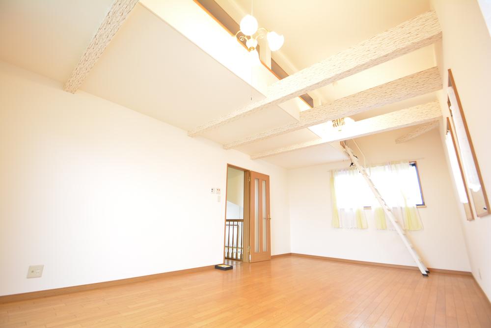 Non-living room. Lofted rooms are open feeling is enough with higher ceiling ☆ 