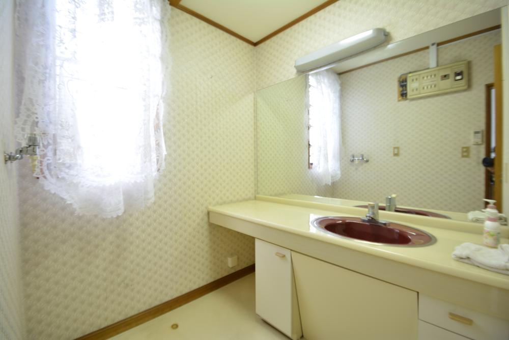 Wash basin, toilet. Wide wash basin has room ☆ 
