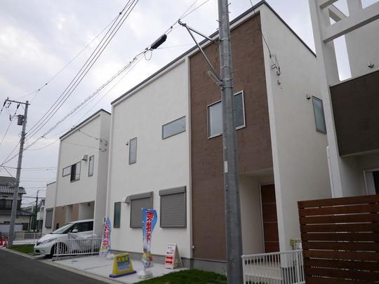 Local appearance photo. Environment good all 6 compartment development subdivision of facing the park. Southern Europe ・ In a Mediterranean-style building, The room is also a bright house that was based on white.