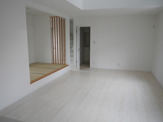 Living. LDK18 Pledge, All room pair glass, Shutters standard