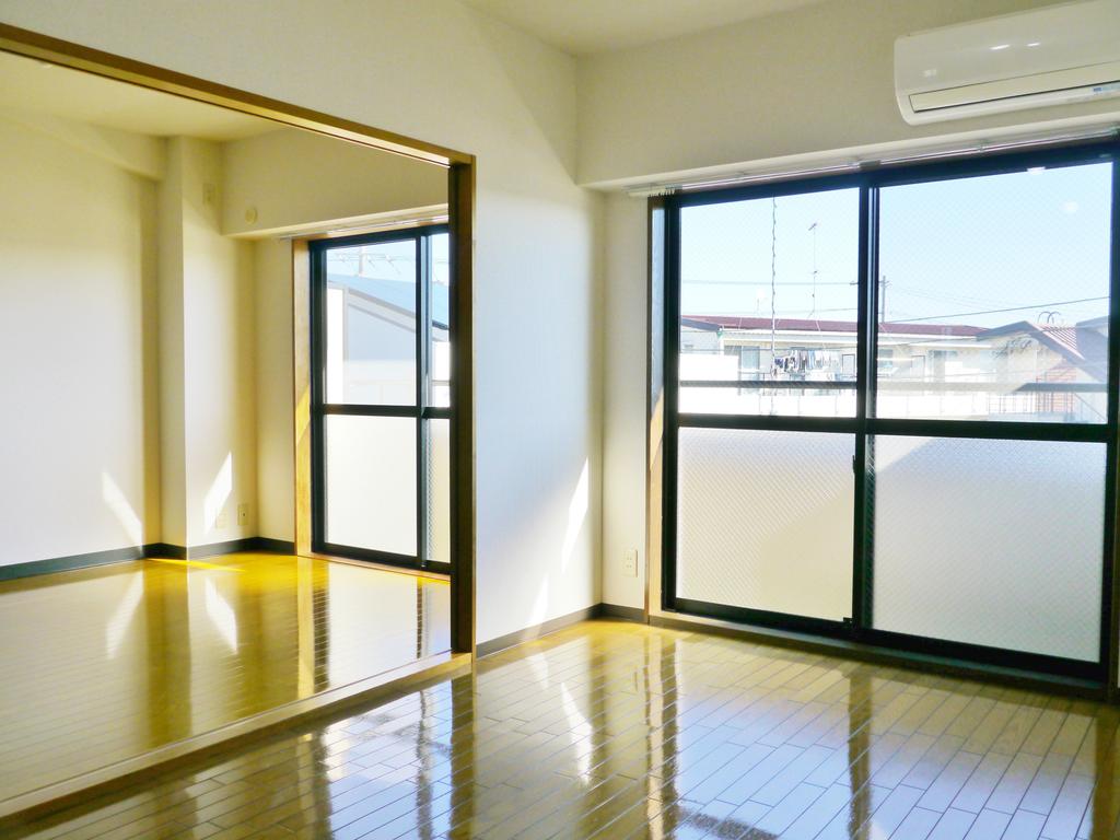 Living and room. Bright southeast LDK. The latest energy-saving and air conditioning ☆