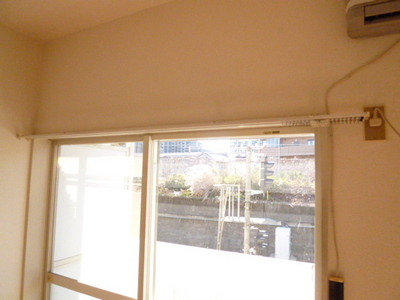 Living and room. Curtain is double rail ☆