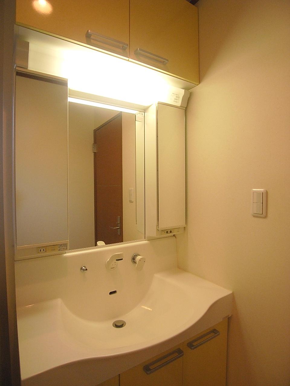 Wash basin, toilet. Three-sided mirror with vanity ※ (December 2013) Shooting